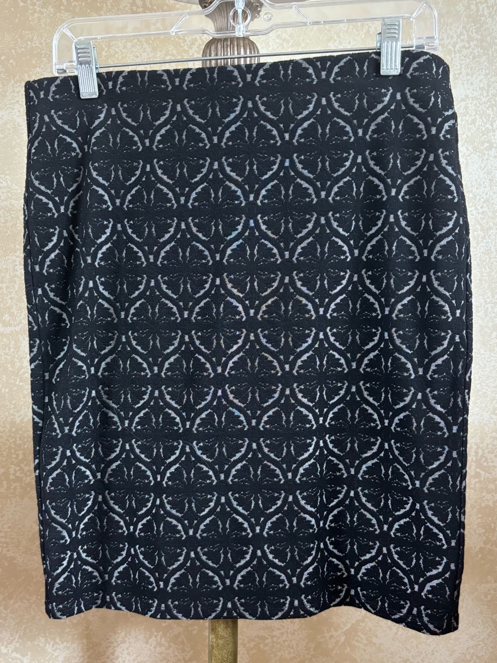 LOFT Black Patterned Pencil Skirt - Size: medium